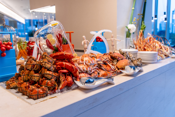开业首秀!滨江艾美酒店西餐厅推出“疯狂蟹逅”海鲜自助晚餐